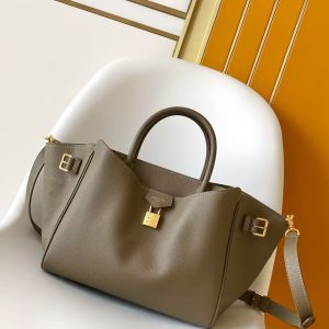 P820M27040 Green M26502 Black M26388 Brown This Vendôme PM handbag blends timeless and modern aesthetics, serving as an effortlessly stylish everyday tote.Crafted from supple calf leather with a satin-effect finish, it features a gold padlock adorned with the discreetly engraved iconic Monogram pattern. The spacious interior includes an adjustable side strap for expanding capacity, a generous zippered pocket, and a hook closure.28.5 x 22 x 14.5 cm (Length x Height x Width)Taupe calf leather lining Two adjustable side straps with buckles One internal hook closure for additional fastening One decorative padlock One external pocket with magnetic closure Four metal bottom studs Fits smartphone, headphones, Capucines wallet, A4 documents, and keys Shoulder strap: Detachable, adjustable Vertical height: 45.0 cm